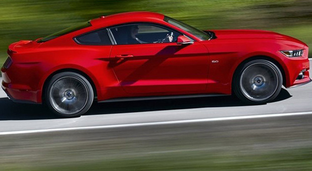 La nuova generazione di Ford Mustang in velocità