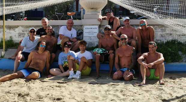 Il campo da beach tennis dei bagni Ondablu intitolato a Massimo Cesarini