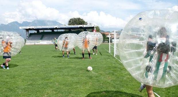 La pazza sfida dell'estate si gioca indossando una bolla gigante