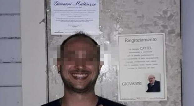 Selfie davanti all'epigrafe di Giovanni Mattiuzzo