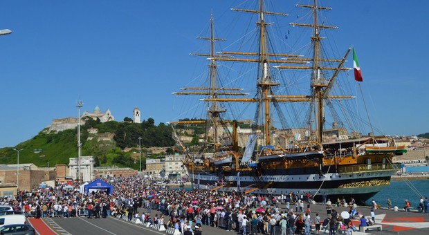 Amerigo Vespucci, la nave più bella del mondo torna al porto di Ancona