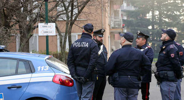 Milano, accoltella a morte i genitori. Urla coperte dalla tv, arrestato 26enne