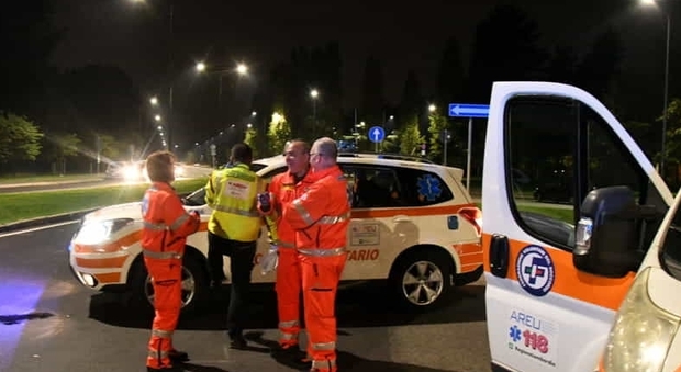 Scooter contro auto e semaforo, muore un 52enne a Milano