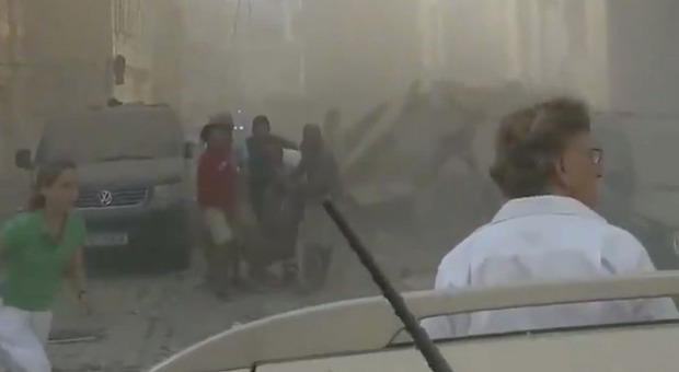 Palazzina di cinque piani crolla per un'esplosione: numerosi feriti VIDEO