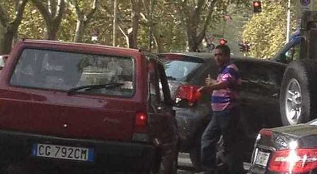 Roma, racket degli abusivi sulle strisce blu In centro si paga sosta e parcheggiatore