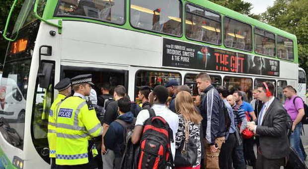 Londra, anche la polizia alle fermate dei bus per regolare le code