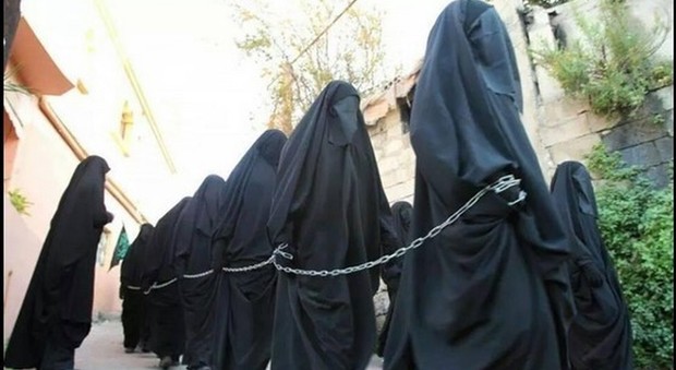 Isis, «come violentare le schiave»: ecco la guida dei jihadisti