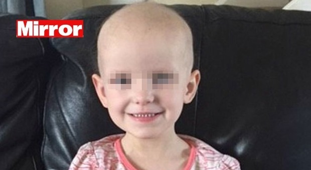 Tillie, 4 anni, combatte una rara forma di cancro. La sorpresa della mamma commuove il web