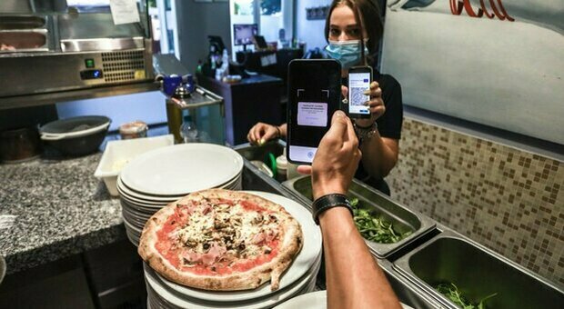 Mangia la pizza senza green pass: 400 euro di multa al cliente e 1000 al titolare