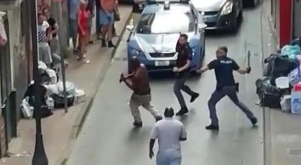 Pomeriggio di follia nel Napoletano: immigrato danneggia dieci auto e accoltella due poliziotti