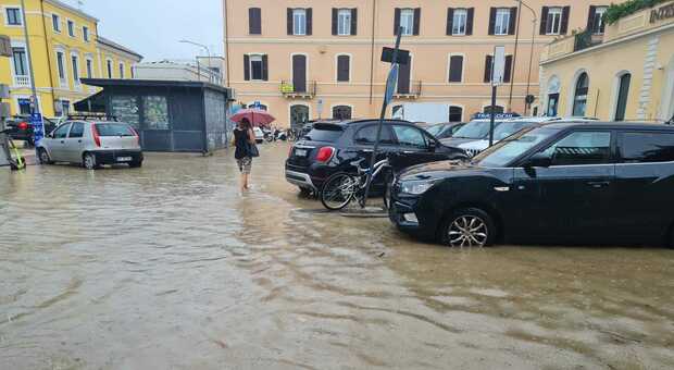 Bomba d'acqua a Giulianova: un'ora di paura, sottopassi allagati, città divisa in due