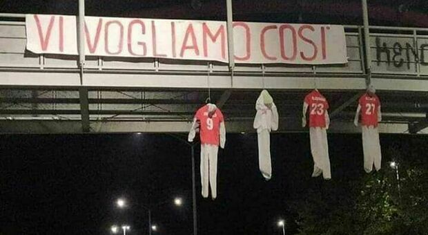 Il Perugia torna in C dopo 2 stagioni: manichini appesi dagli ultras. Venezia e Reggina ai playoff, Cosenza-Brescia ai playout