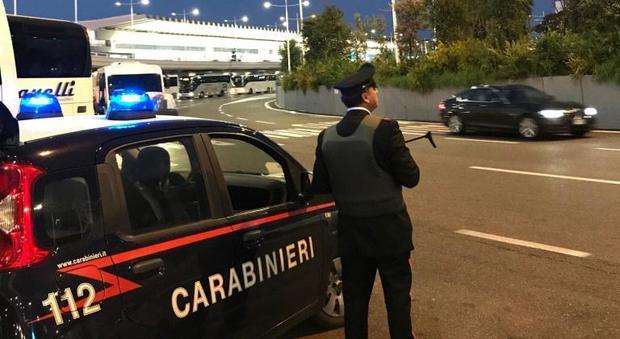 Roma, rapinatore si lacera i polpastrelli per non farsi identificare: si era nascosto a Milano