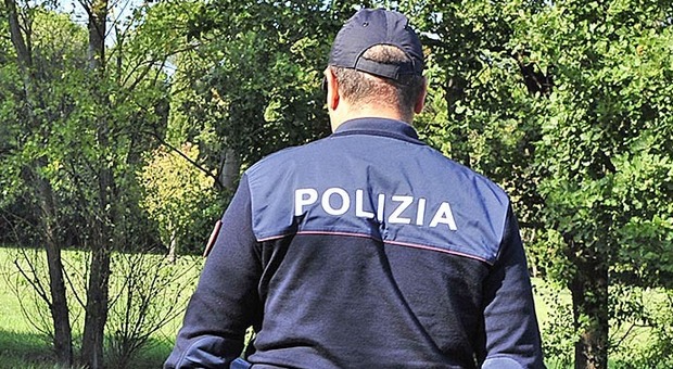 Pesaro, sorpreso mentre spaccia marijuana al parco: migrante arrestato