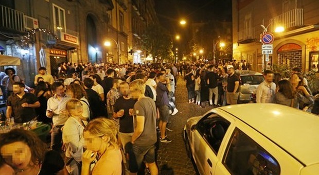 Movida a Napoli: gaffe sul divieto dell'alcol, via libera ai locali, stop ai negozi