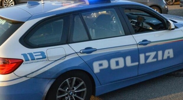 Lecce, la Polizia bussa alla porta per controllare il padre e becca il figlio a spacciare: entrambi ai domiciliari