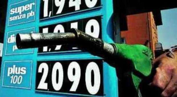 Benzina, scatta l'aumento più cara di 0,25 centesimi