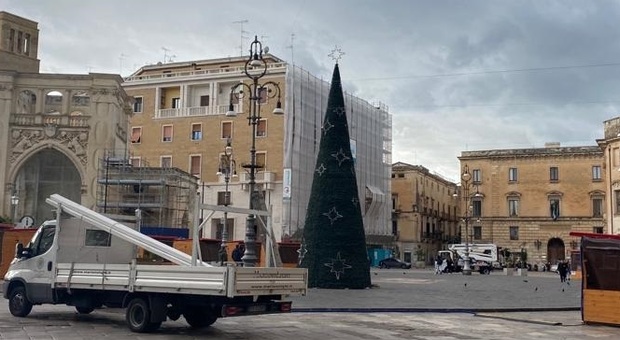 Luminarie, pupi, presepe e l'albero da 11 metri: in centro si accende il Natale