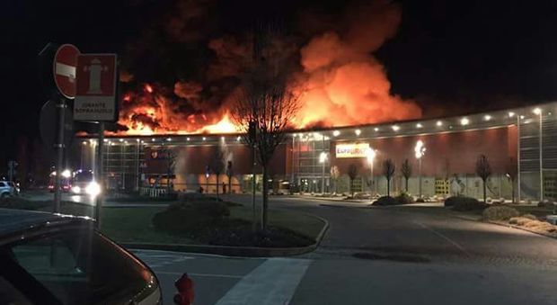 Incendio pauroso al centro commerciale, 50 vigili del fuoco sul posto, allarme nube tossica/Guarda