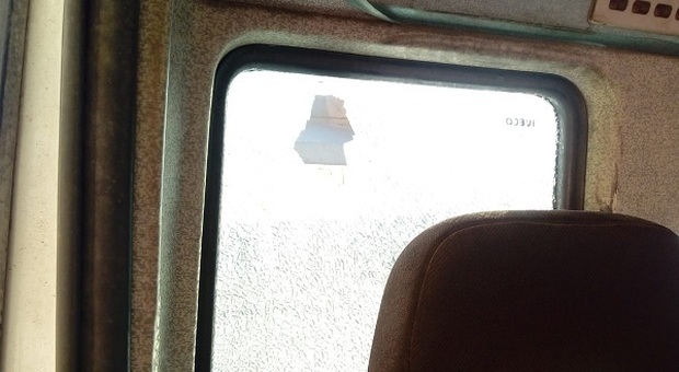 Ancona, battiscopa come proiettile sfonda il vetro al camion dei rifiuti