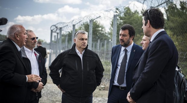 Il ministro Salvini con il premier Orban alla barriera in filo spinato costruita in Ungheria al confine con la Serbia