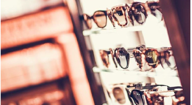 Carico per la Fiera di Parigi fatto sparire da falso corriere: rubati occhiali per oltre 100mila euro