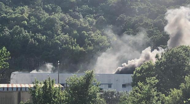 Incendio in una fabbrica per motoscafi: paura a Castelnuovo Parano