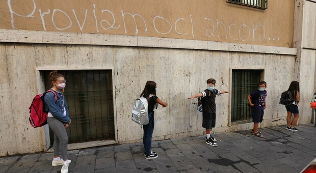 Prof e bidelli assenti per il vaccino, a Napoli chiudono le scuole Fiorelli e Poerio