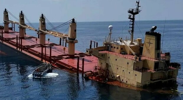 MV Rubymar, il cargo colpito dagli Houthi diventa bomba ecologica: marea nera davanti allo Yemen