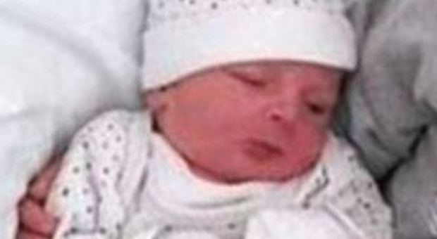 Neonato muore soffocato nel letto dei genitori: la madre e il padre avevano bevuto