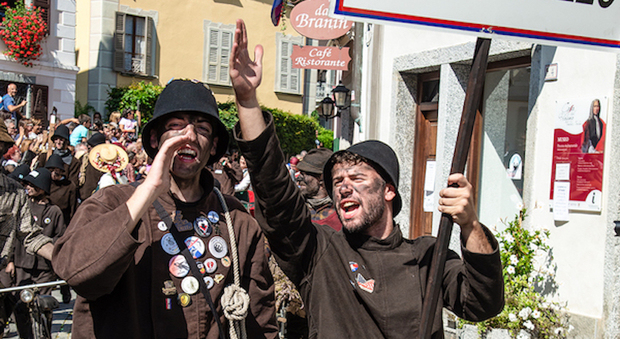 Spazzacamino, raduno internazionale in Valle Vigezzo: attesi per la parata di domenica 1500 “rüsca” da tutto il mondo