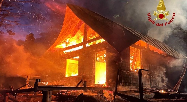 Cortina, violento incendio distrugge una baita a Cinque torri, paura per alcune bombole di Gpl