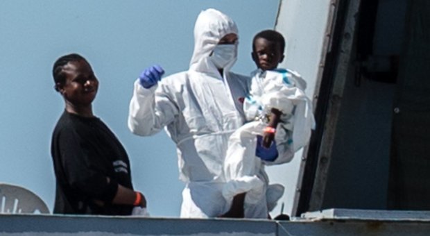 Migranti, attraccata a Genova la "Cigali Fulgosi" della Marina militare con un centinaio di naufraghi