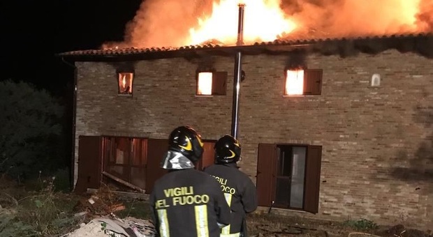 Terre Roveresche, i vigili del fuoco combattono per quasi 24 ore, ma l'incendio distrugge il casolare in ristrutturazione