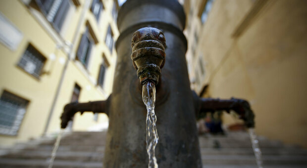 Caro acqua, stangata per le famiglie: «Spesa media da 466 euro l'anno». Tutti i rincari città per città