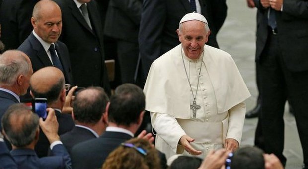 L'allarme di Papa Francesco: «La piaga della disoccupazione può spingere i giovani nelle mani della malavita»