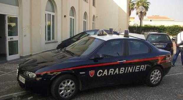 Evade dalla casa lavoro, si barrica da un parente e minaccia i carabinieri con una siringa sporca: arrestato