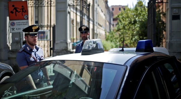 Roma, violentano donna incinta di 7 mesi dentro una scuola: arrestati due uomini