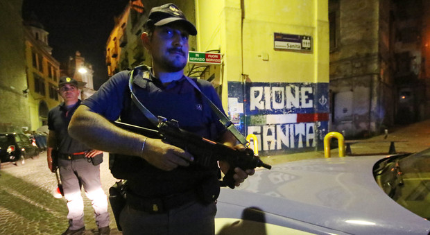 Napoli, maxi rissa in piazza coi coltelli: arrestati due fratelli e la vittima