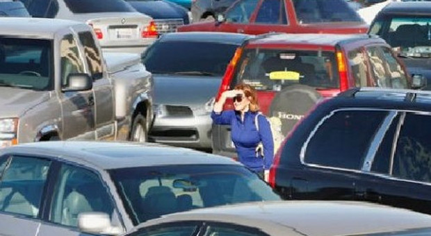 Turista austriaca "smemorata" perde l'auto in città, salvata dai vigili