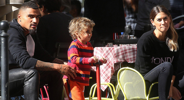 Melissa Satta e Kevin Prince Boateng con il figlio Maddox in un parco a Milano