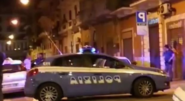 Sparatoria tra i passanti, ferito un giovane. Terrore in strada a Bari