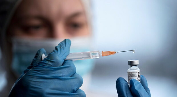 Ue agli Stati, vaccinare 70% adulti entro l'estate