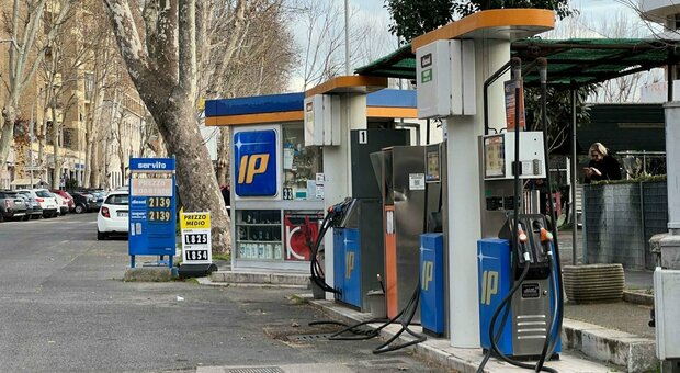 Benzina, rincari record da Roma Nord all’Eur: il self supera i due euro