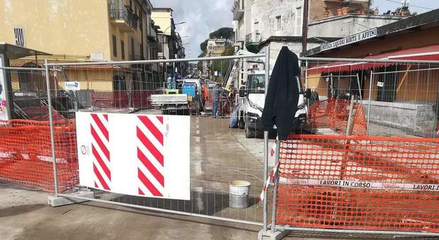 Napoli, chiusa (di nuovo) via Vecchia San Rocco: «Strada pericolosa, era stata aperta abusivamente»