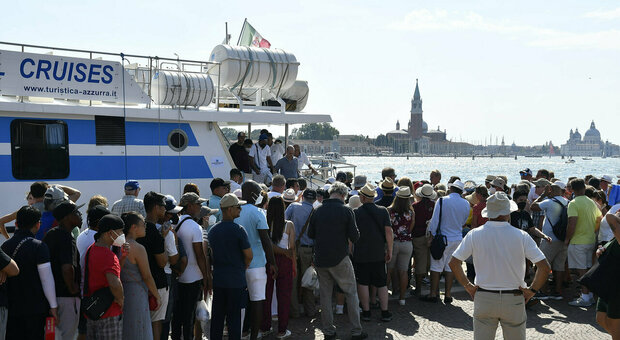Venezia, nave da crociera in rada: lite tra operatori e attivisti. «Non è il modello di turismo che vogliamo»