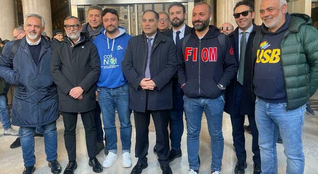 I sindaci della provincia jonica con i segretari di Uilm, Fiom e Usb alla manifestazione di ieri a Roma