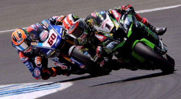 Superbike, Van der Mark cade nelle prove a Misano: ricoverato