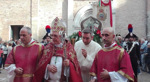 Monsignor Coccia: «Riapriamo le chiese Domenica al lavoro? In emergenza si può»