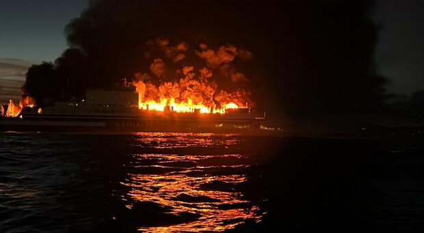 Incendio sul traghetto Euroferry dalla Grecia a Brindisi: terrore a bordo, salvati quasi 300 passeggeri